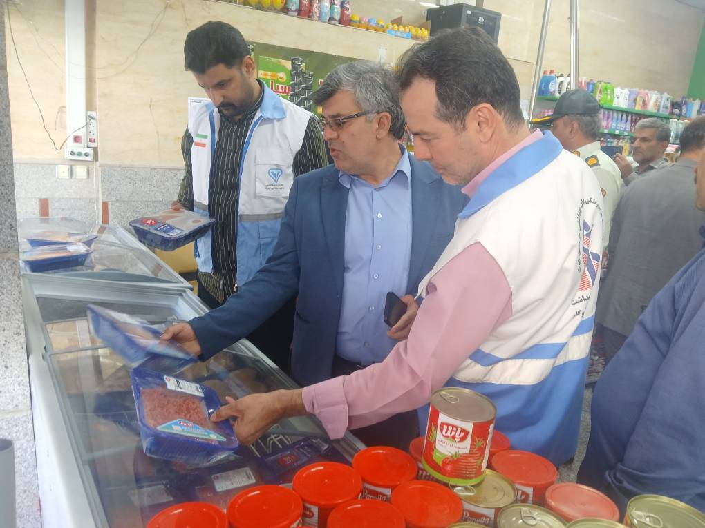 گشت مشترک شبکه بهداشت شهریار علیه تهدیدهای سلامت؛ کشف و امحای ۲۱۰ کیلوگرم مواد غذایی غیرمجاز در وحیدیه